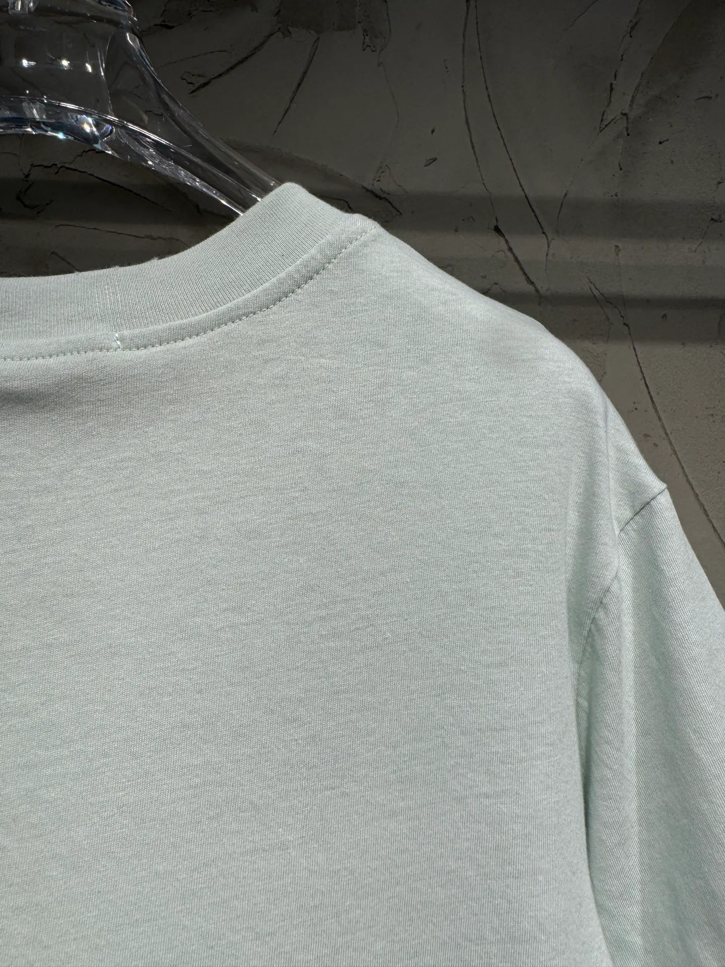 Acne Mint Green Short Sleeves｜How to wear cool clothes in summer🌵 AC cotton and linen New color, super refreshing🫶I love this refreshing light-colored outfit in summer🔆The mint green short-sleeves make you cool when you look at them, and the fabric is soft and skin-friendly❇️The loose, off-the-shoulder version is not flattering on your figure. The hem can be pinched up a little and paired with denim shorts to reveal your waistline. The proportions can be elongated in seconds for small people. Simple and basic styles do not need to be matched. It is easy to wear even if you are lazy and can be worn without makeup. Suitable for daily shopping or dating ~ Size: S M L